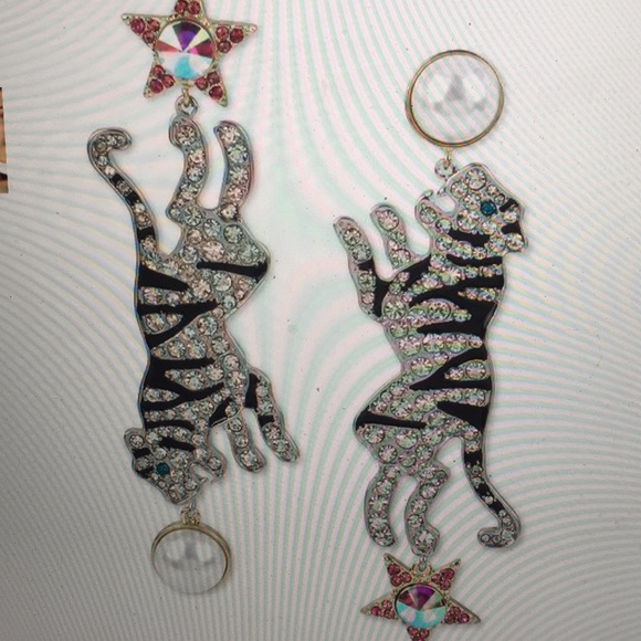 🐅BETSEY JOHNSON PEARL TIGER MISMATCH EARRINGS - Picture 4 of 7